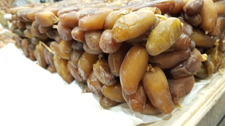 Premium Deglet Nour branch dates
