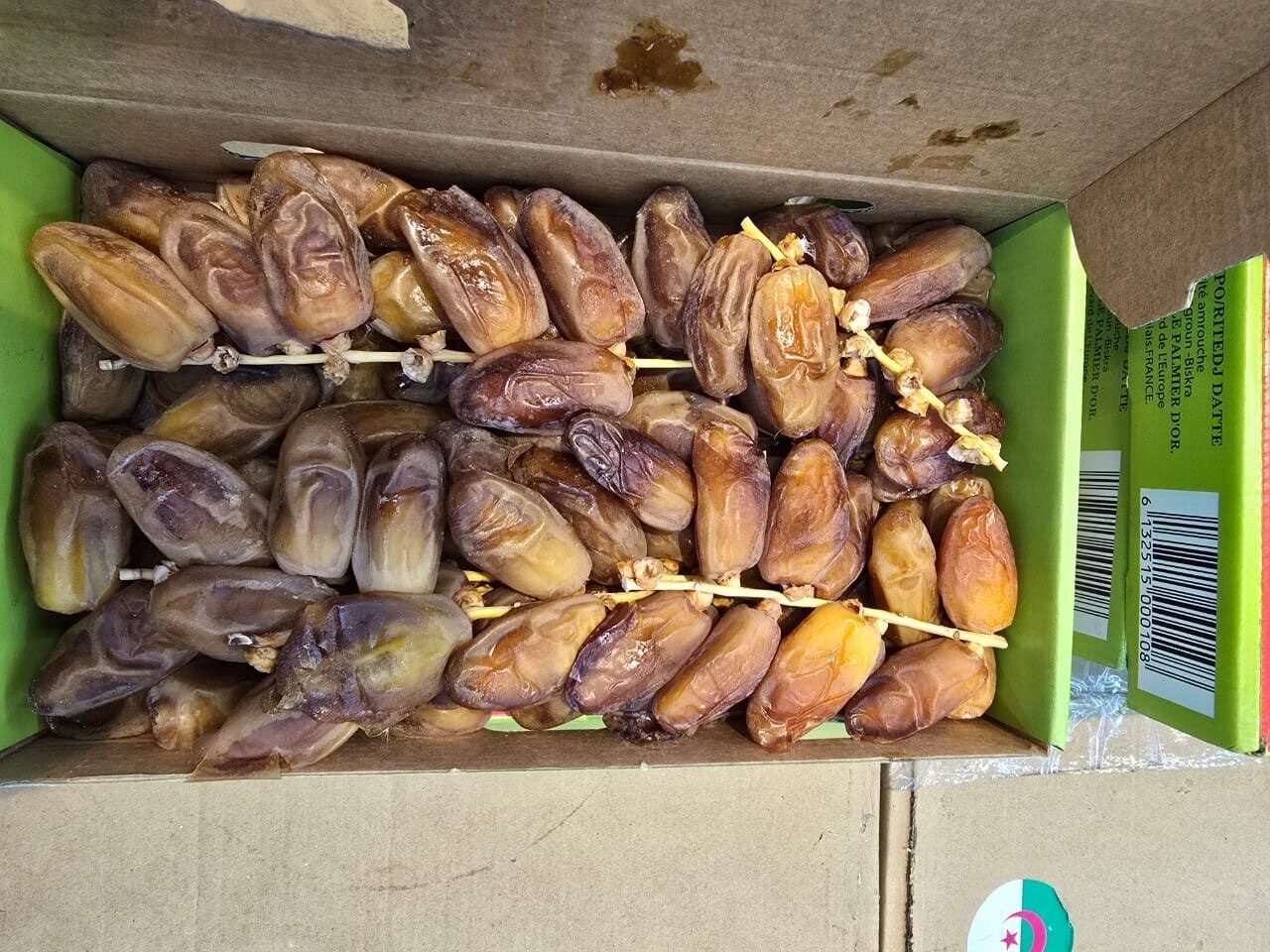 Deglet Nour branch dates grade 2
